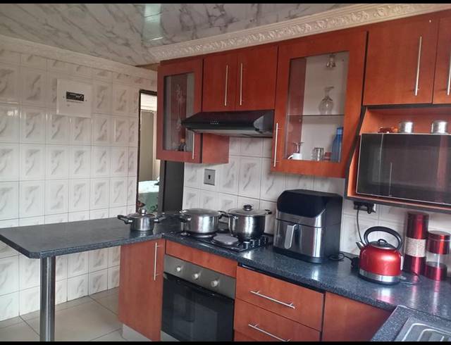3 BEDROOM HOUSE FOR SALE IN MOLELEKI EXT 2